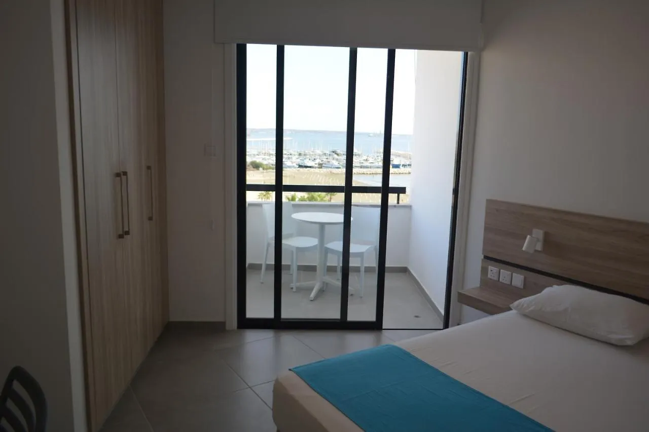 לרנקה Les Palmiers Sunorama Beach Apartments