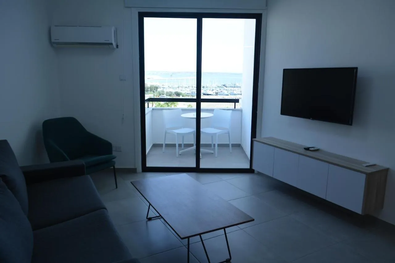 לרנקה Les Palmiers Sunorama Beach Apartments