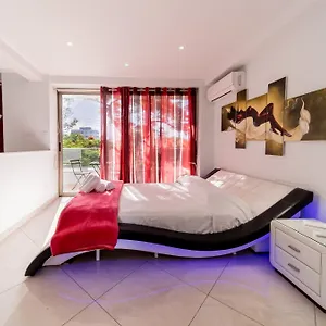 https://mesogios-house-suites.hotelsatayianapa.com